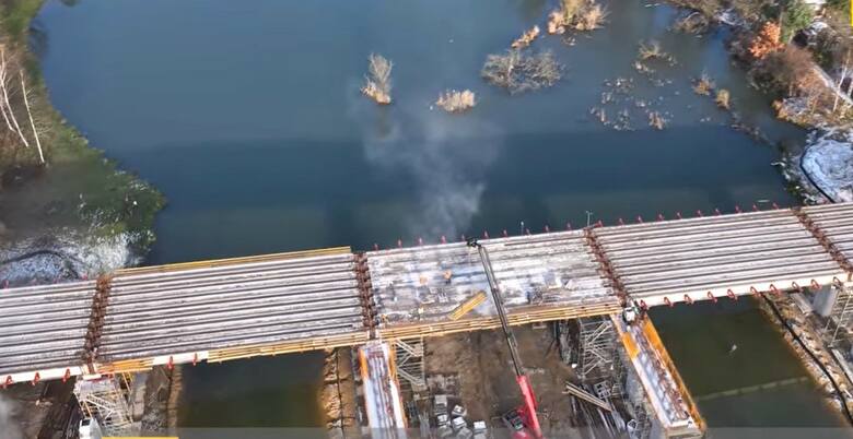 Zrzut z filmu z budowy mostu nad Sołą w Oświęcimiu