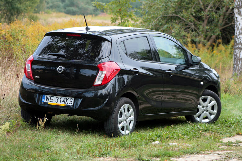 Opel Karl Bryła małego Opla jest bardzo podobna do Celerio. W rzucie bocznym również ma klinowaty kształt, podkreślony wzdłużnymi przetłoczeniami, co