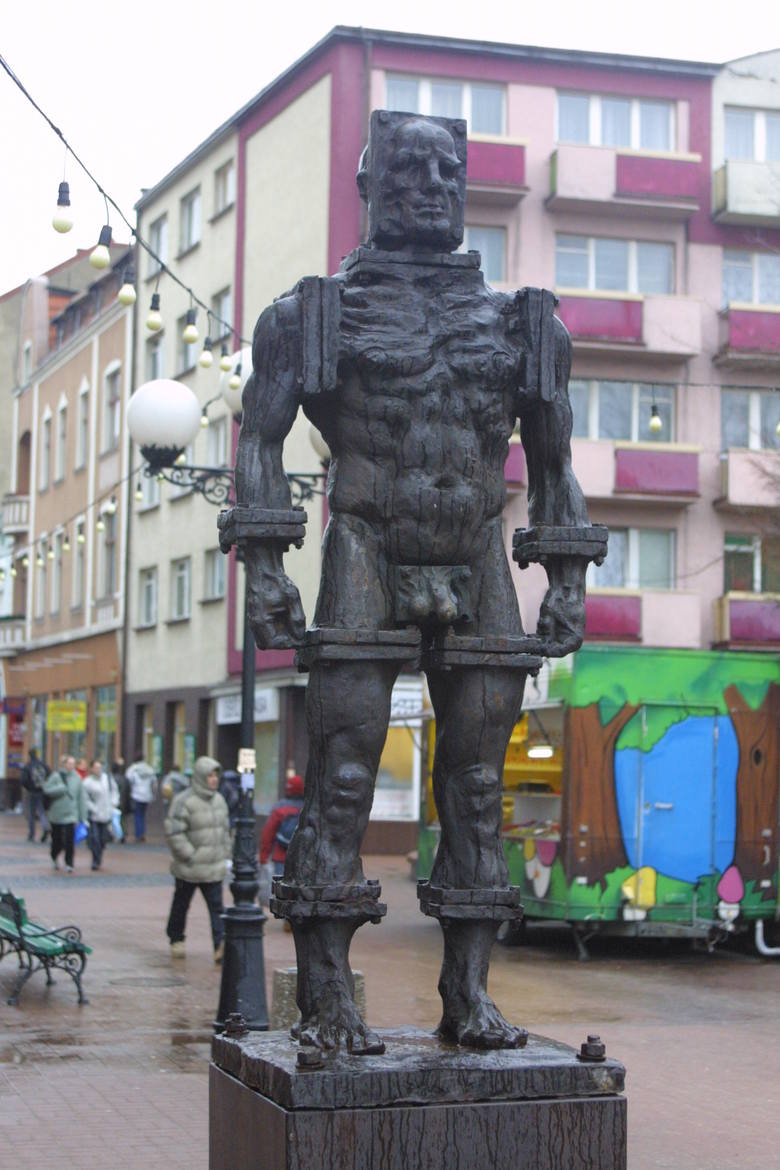 W samiutkim centrum, przy ul. Wełniany Rynek, rzeźba stała do grudnia 2004 r.