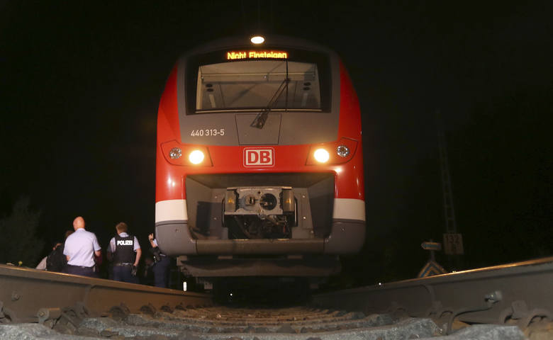 Do ataku szaleńca doszło w lokalnym pociągu w Bawarii.