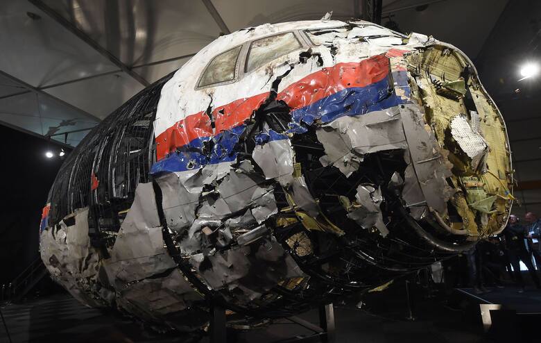 Samolot pasażerski Malaysia Airlines Boeing 777 o numerze lotu MH17 został zestrzelony kierowanym pociskiem rakietowym ziemia–powietrze Buk M1