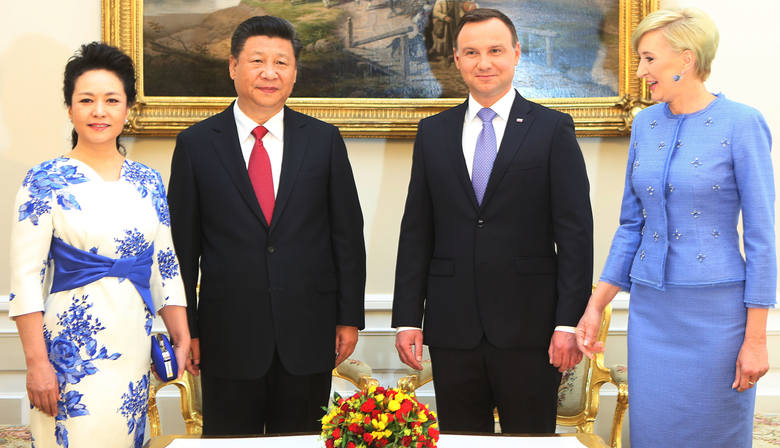 Prezydent Andrzej Duda powitał przewodniczącego Chińskiej Republiki Ludowej na dziedzińcu Pałacu Prezydenckiego.