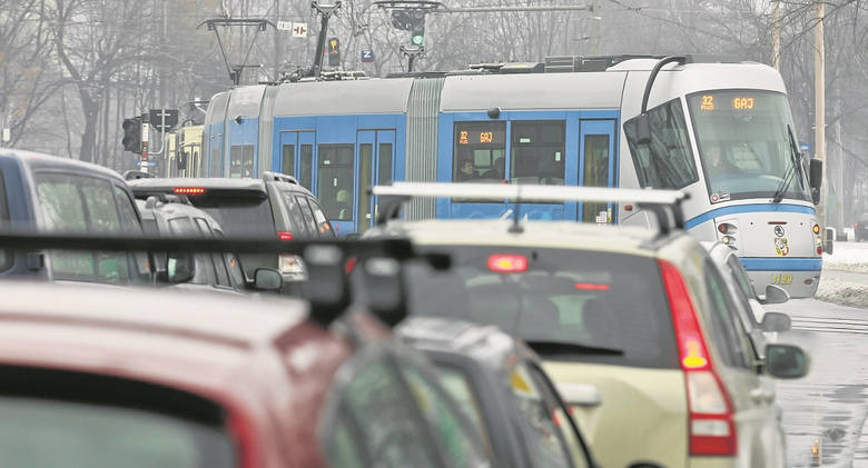 Na wielu skrzyżowaniach we Wrocławiu tramwaje mają wciąż zielone światło, a kierowcy aut stoją długo na czerwonym Fot: Paweł Relikowski