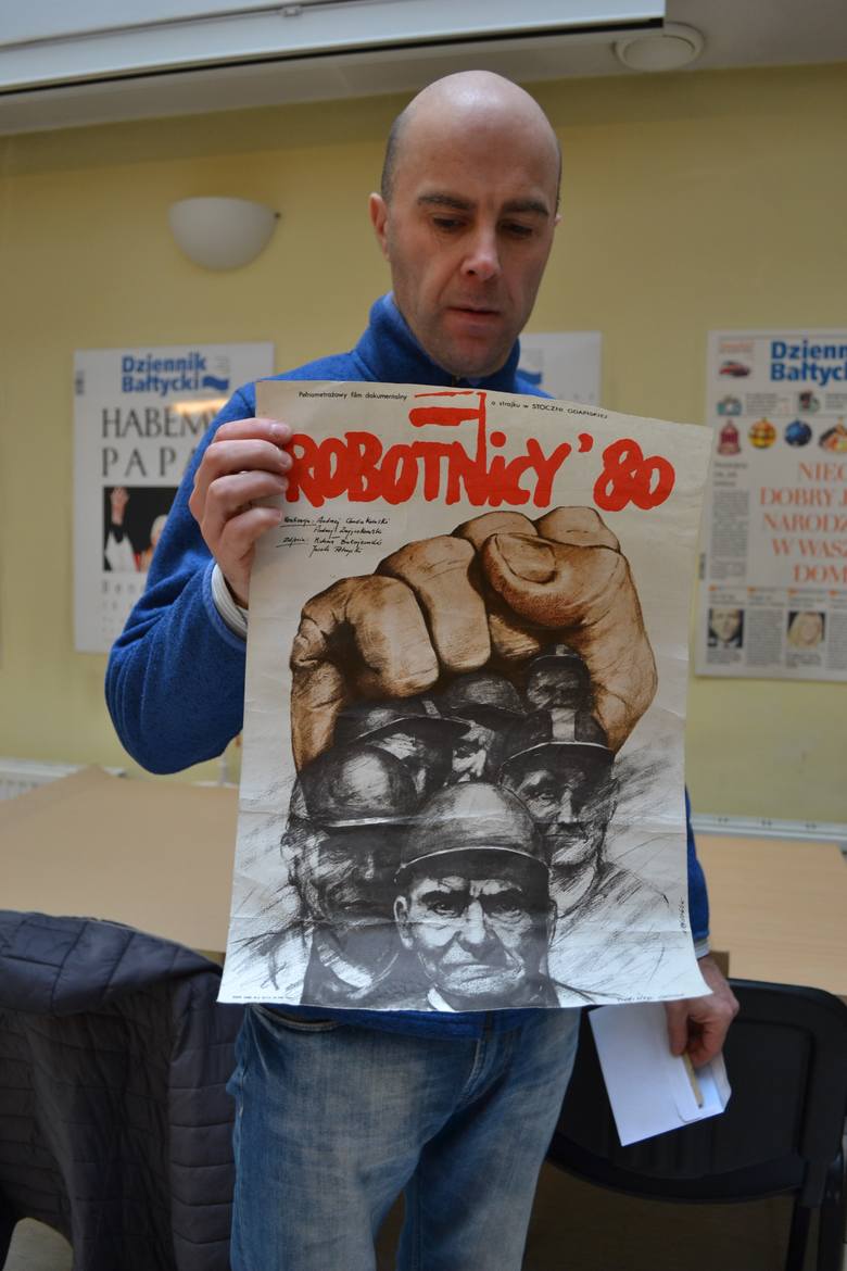 Andrzej Moritz z plakatem do słynnego filmu „Robotnicy ‘80”