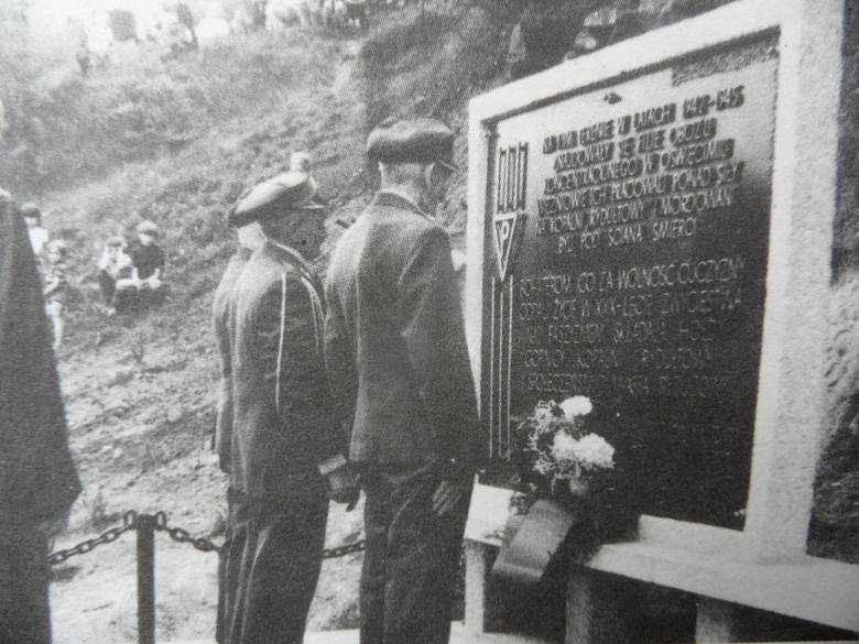 Odsłonięcie tablicy pamiątkowej przy ulicy Ofiar Terroru (w miejscu filii obozu)
