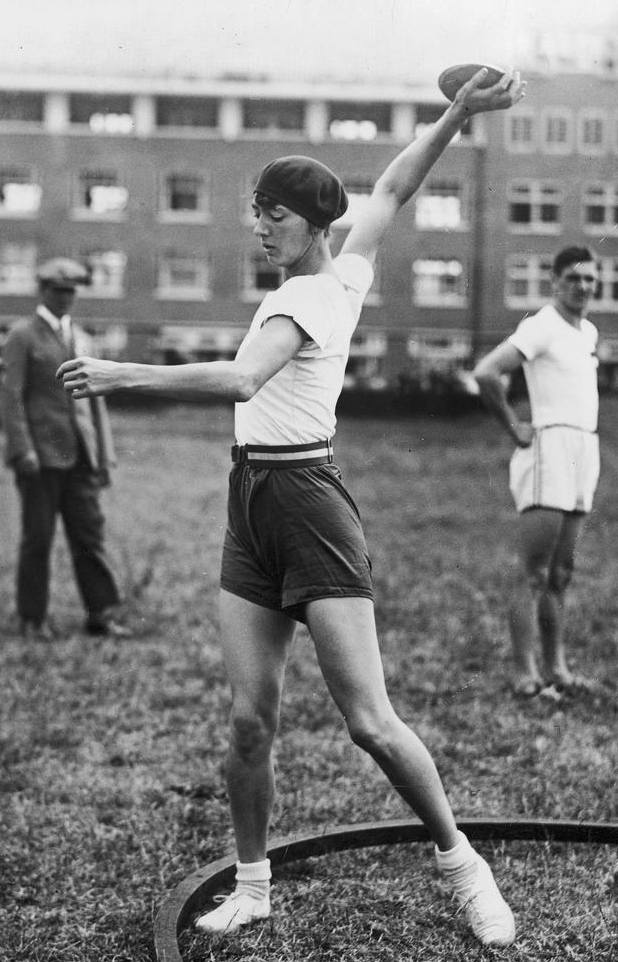 <strong>Halina Konopacka </strong>- dyskobolka, złota medalistka i rekordzistka świata w rzucie dyskiem podczas olimpiady w Amsterdamie. W czasie wojny uczestniczyła w wywiezieniu polskiego złota do Rumunii<br /> <br /> <br /> <br /> 