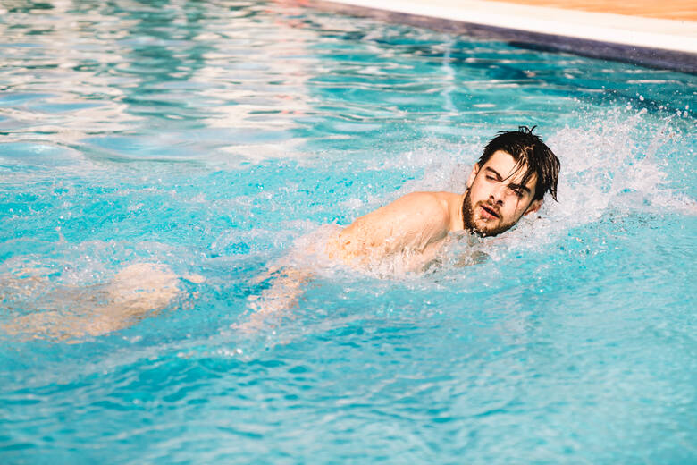 Mężczyzna pływający w basenie