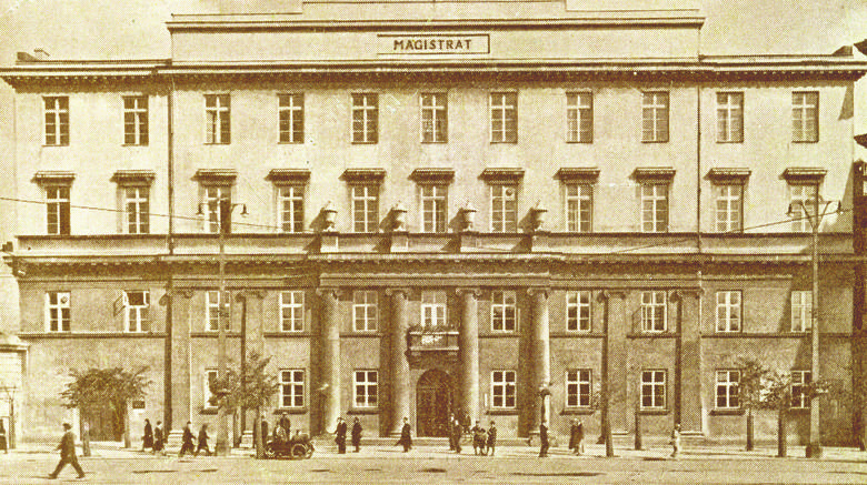 W budynku  magistratu przy pl. Wolności 1 kwietnia 1930 r. urządzono Muzeum Historii i Sztuki im. Juliana i Kazimierza Bartoszewiczów