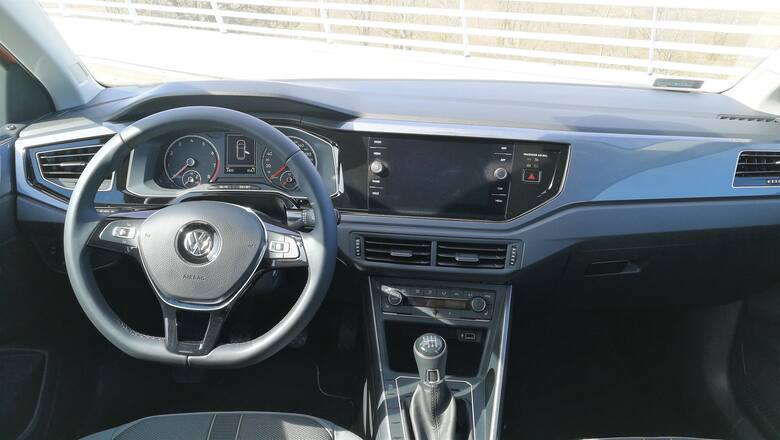 Volkswagen Polo Ceny Polo szóstej generacji startują z pułapu 44 490 zł – tyle zapłacimy za najsłabszy litrowy silnik i standardową wersję wyposażenia.