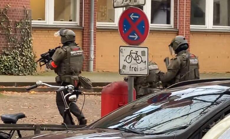 Policyjni antyterroryści wkroczyli do szkoły w Hamburgu, gdzie miało zabarykadować się dwóch uzbrojonych mężczyzn.