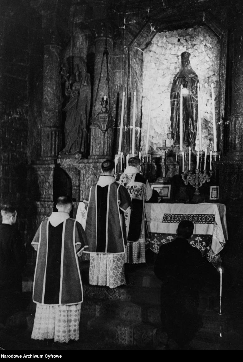 <strong>Kopalnia soli w Wieliczce, 1941</strong><br /> <br /> Msza Święta w kaplicy św. Kingi w Kopalni Soli "Wieliczka" w dniu św. Barbary.<br />  <br />  