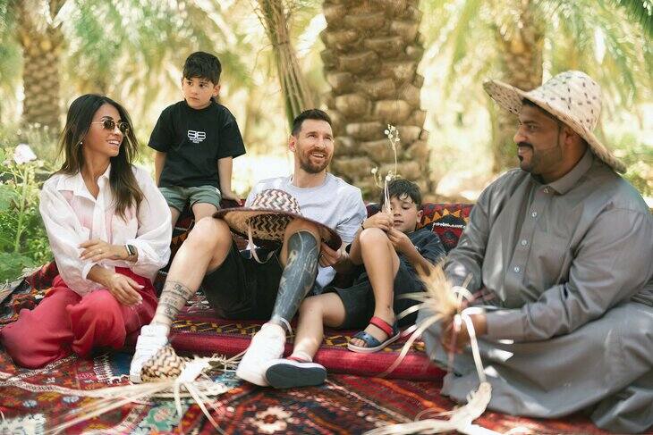 Leo Messi z najbliższymi w pozowanym spotkaniu z saudyjskim wyplataczem koszy