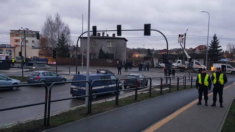 10 grudnia o godz. 7.00, tak, jak zapowiadano, rozpoczęła się eksmisja Tartaku Bydgoszcz i rodziny Pietrzaków. Firma skutecznie blokowała rozbudowę Trasy