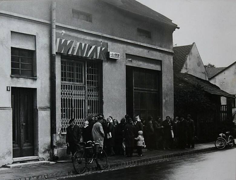 Zdjęcie z serii "za czym kolejka ta stoi" z okresu PRL-u. W tym przypadku podpowiedzią może być szyld sklepu