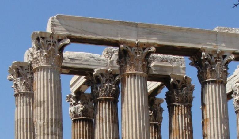 Rzeźbione liście akantu zdobioną kapitele kolumn korynckich, które pojawiły się w architekturze starożytnej Grecji (z czasem stały się popularne również