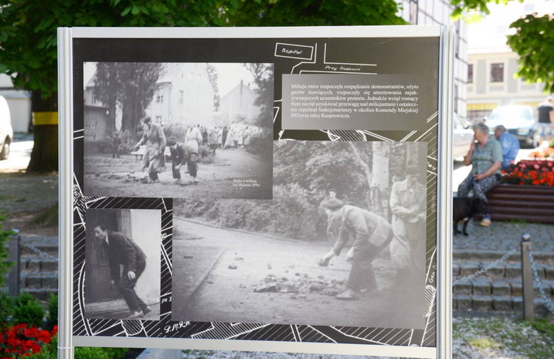 Fragmenty historii miasta na zdjęciach z IPN-u, które stworzyły wystawę pokazywaną przed budynkiem Filharmonii Zielonogórskiej.