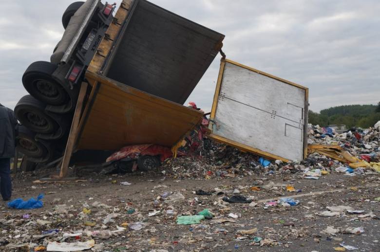 Zdrzenie ciężarówki przewożącej śmieci z samochodem osobowym zakończyło się tragczne. Zmarła 28-letnia kobieta