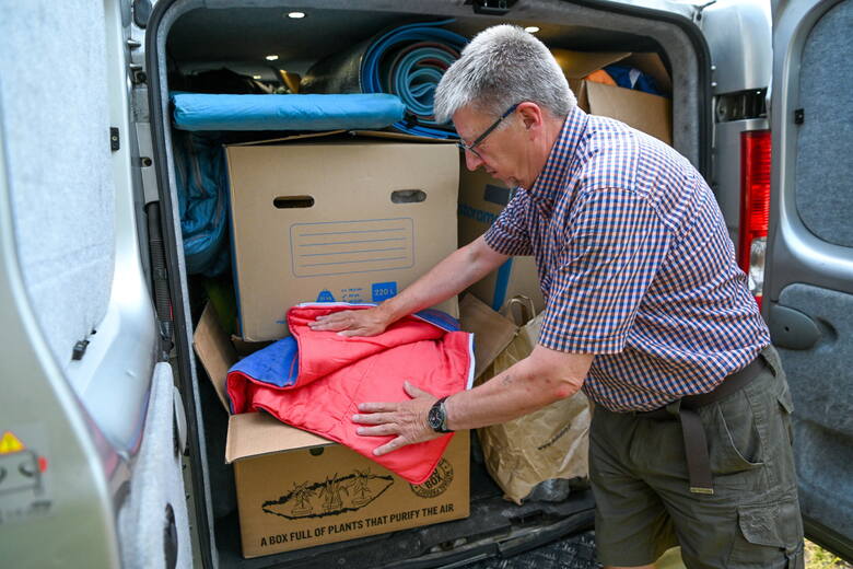 Na zdjęciu z 7 bm. brytyjski wolontariusz Kevin Roddam w Jarosławiu. Kevin Roddam od miesiąca przebywa na Podkarpaciu i stamtąd busem regularnie wozi