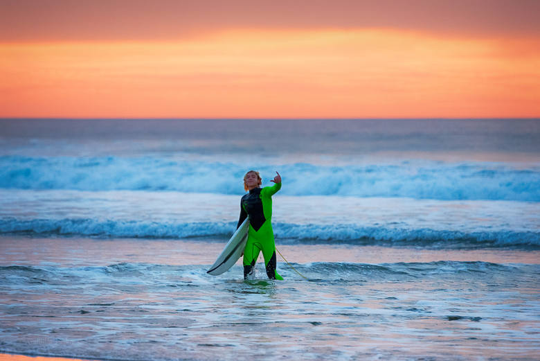 Kuba Kuzia, młody surfer ze Śląska. Trenuje na fali w Bałtyku i na lądzie