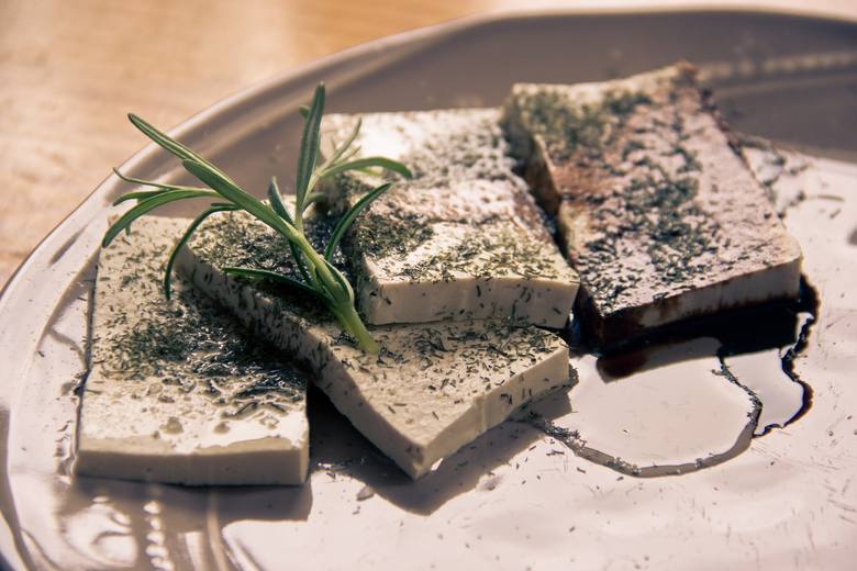 Najbardziej znanym produktem wegetariańskim i wegańskim jest tofu, które po odpowiednim przygotowaniu (przede wszystkim doprawieniu) zastępuje nie tylko