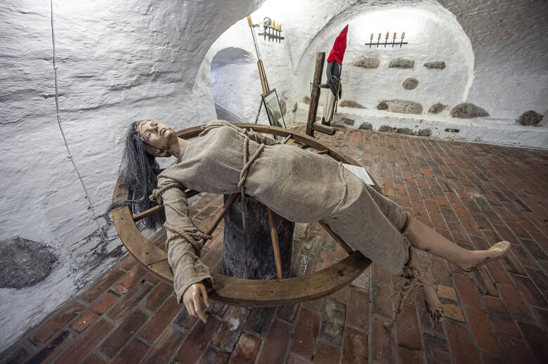 W piwnicach darłowskiego zamku znajdziemy średniowieczne narzędzia tortur. Używano ich między innymi w procesach kobiet oskarżonych o czary 