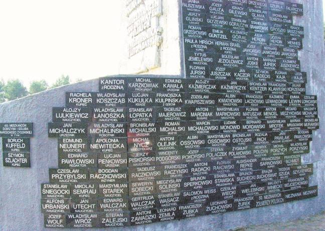 Pomnik w „Dolinie Śmierci” z nowymi tabliczkami.