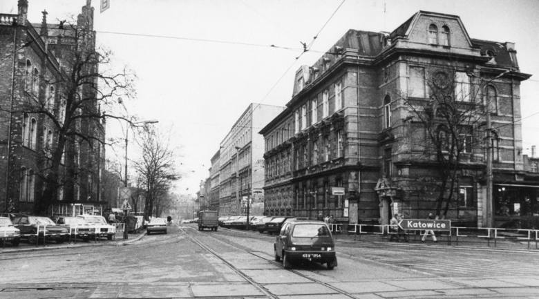 Ulica Moniuszki, lata 90. Na nowym zdjęciu widać torowisko już po remoncie, a z prawej strony „doklejony” niezbyt estetyczny pawilonik oraz... jedną z ostatnich budek telefonicznych w mieście.