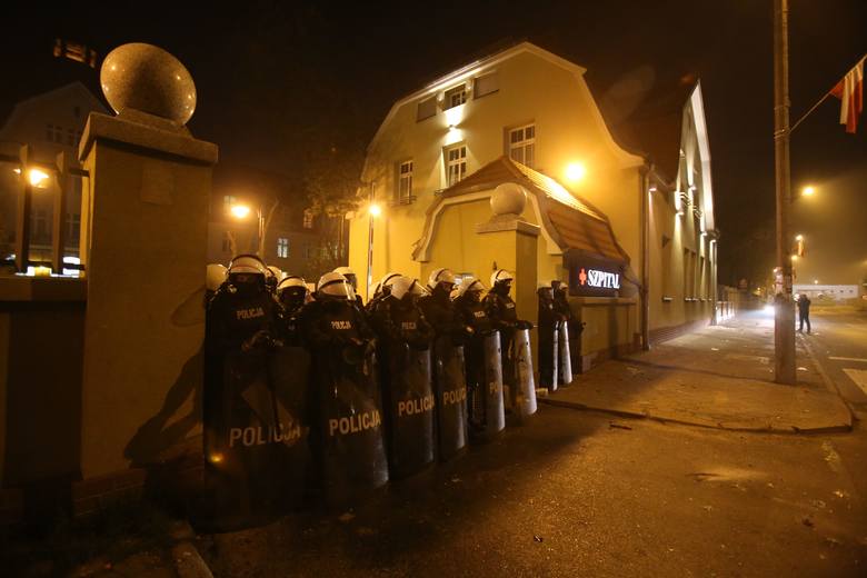Po godz. 22.00 doszło do kolejnych starć z policją, tym razem pod szpitalem, w którym zmarł kibic