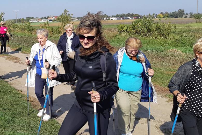 Nordic walking nad Bzurą w Łowiczu, czyli z kijami dla zdrowia [ZDJĘCIA]