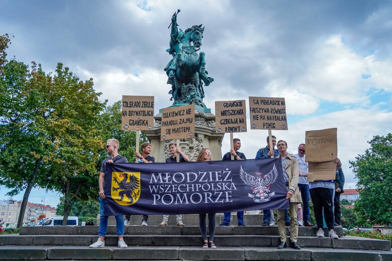 Pół godziny przed rozpoczęciem marszu, pod pomnikiem Jana III Sobieskiego na Targu Drzewnym demonstrowała Młodzież Wszechpolska
