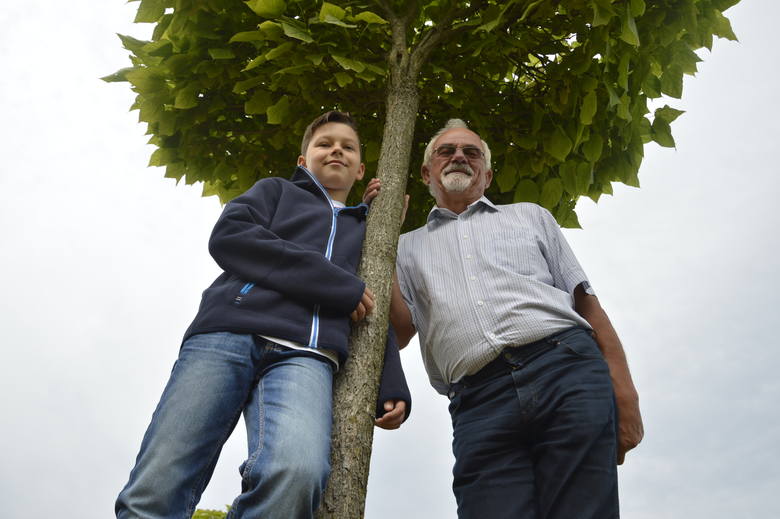 10-letni Wojtek to rówieśnik parku 750-lecia. Pozuje przy „swoim” drzewie razem z dziadkiem Henrykiem Woronko, który to drzewo zasadził z okazji narodzin wnuka. - Ależ to miejsce przez dekadę wypiękniało! - mówią nam zgodnie.