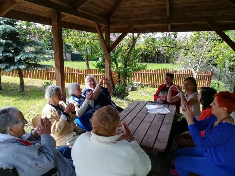 Seniorzy świetnie się czują w Domu Dziennego Pobytu Senior+ w Świdnicy. Mają tutaj szereg zajęć i fachową opiekę. 