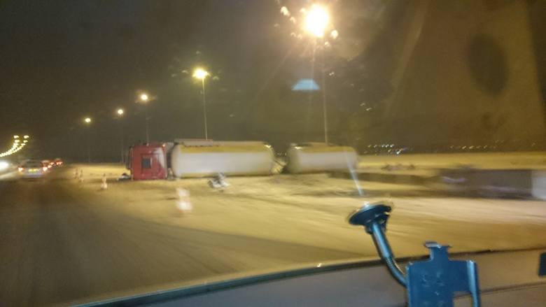 Ciężarówka z cysterną przewróciła się na drogę, tarasując przejazd Autostradą A1 w kierunku Giwic