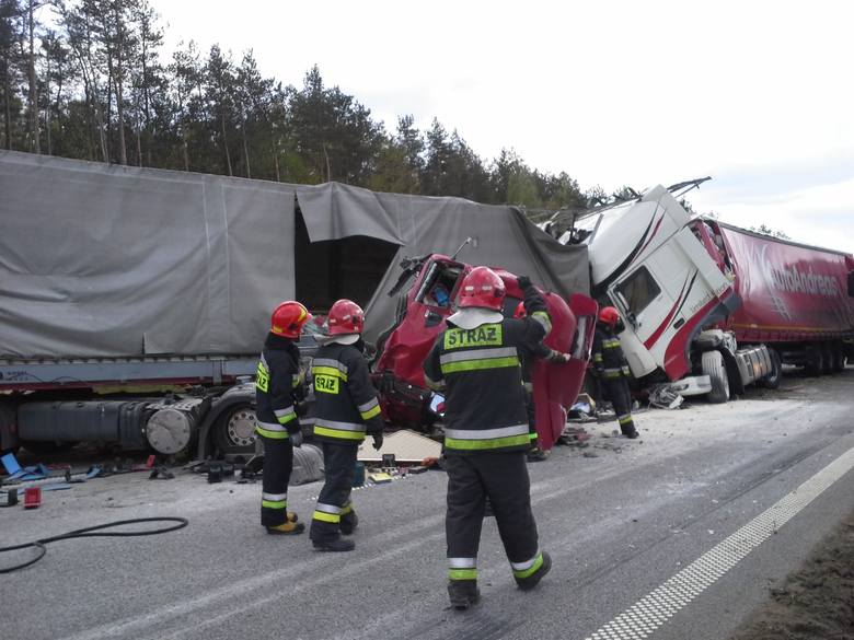 Trzy ciężarówki zderzyły się na autostradzie A2 pod Łowiczem [Zdjęcia]