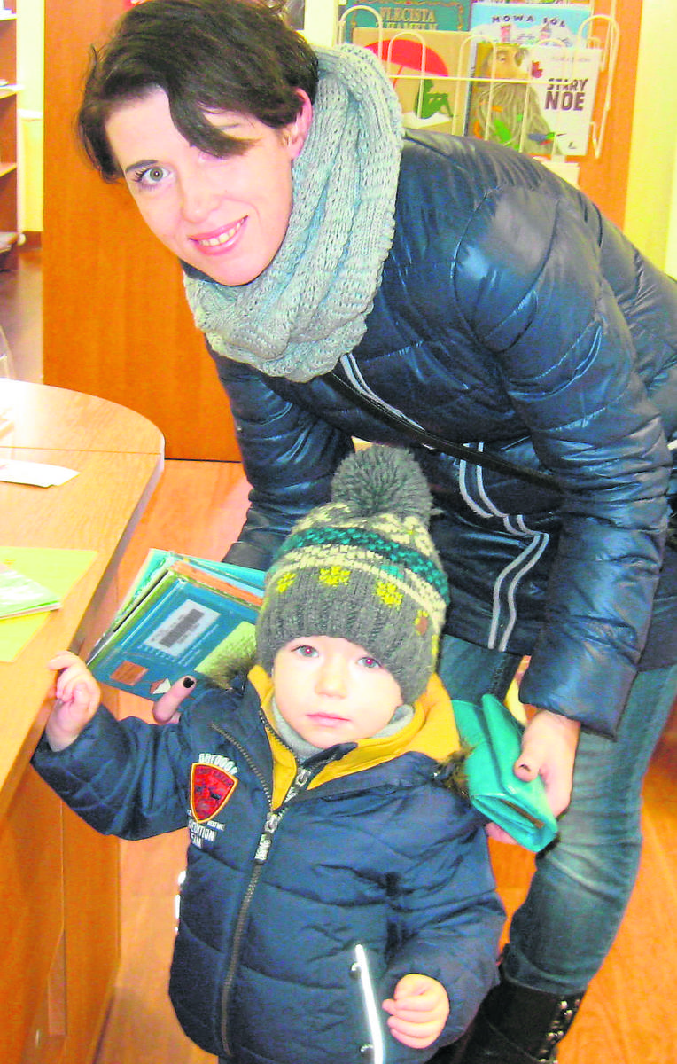 Mały Miłosz lubi z mamą odwiedzać bibliotekę.