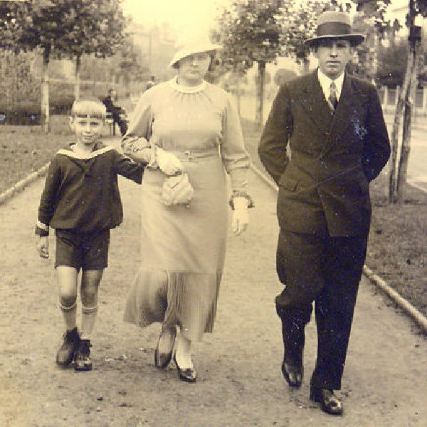 Maria i Leon Bukowscy z dziećmi: najstarszą Urszulą, synem Adolfem (dostał imię po dziadku) i Ireną. Zdjęcie z 1933 lub 1934 r.