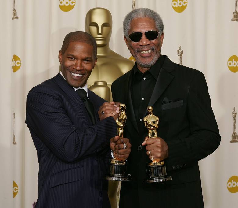 Jamie Foxx i Morgan Freeman w 2005 r. z Oscarami dla najlepszego aktora ("Ray") i najlepszego aktora drugoplanowego ("Za wszelką cenę")<br /> <br /> 