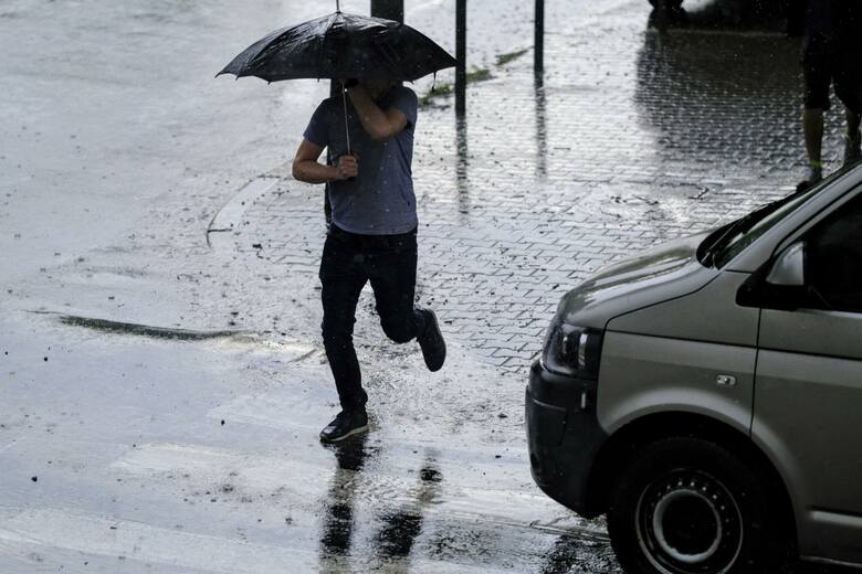 W wielu miejscach Polski w poniedziałek możliwe są opady deszczu i burze.