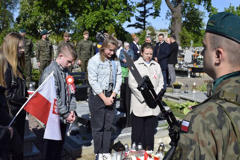 Uroczystości patriotyczne przy grobie bohatera spod Monte Casino - Mateusza Sztynyka, żołnierza 5 Wileńskiego Pułku Artylerii Lekkiej, obrońcy ojczyzny
