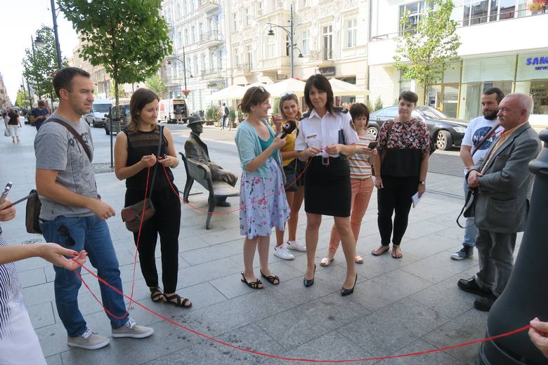 W piątek strażnicy zachęcali do udziału w akcji kampanią na ulicy Piotrkowskiej podając symboliczną „nić życia”.