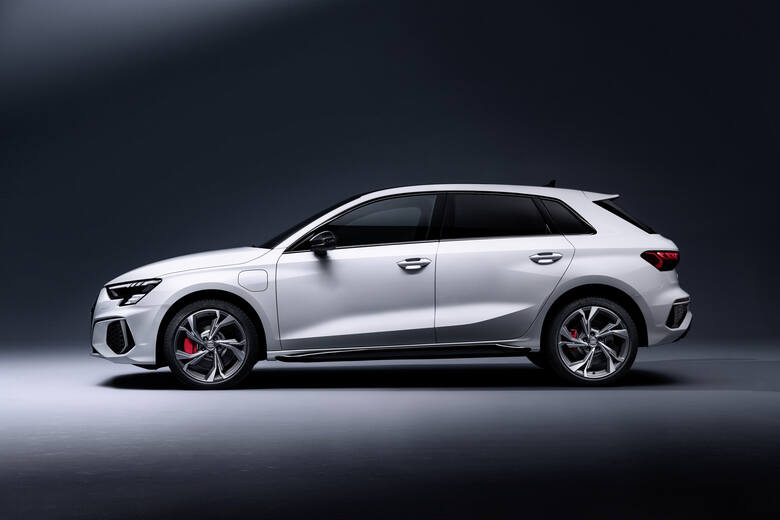 Audi A3 Sportback 45 TFSI eAudi kontynuuje elektryfikację aut segmentu kompakt. Na rynku pojawi się wkrótce Audi A3 Sportback 45 TFSI e – usportowiony