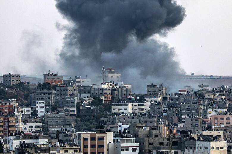 Izrael przeprowadza naloty na Strefę Gazy w odpowiedzi na ataki Hamasu.