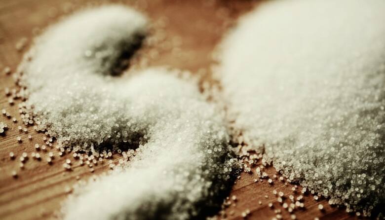 Sól kuchenna może mieć zły wpływ na nasz organizm jednak przy domowych porządkach jest niezastąpiona.