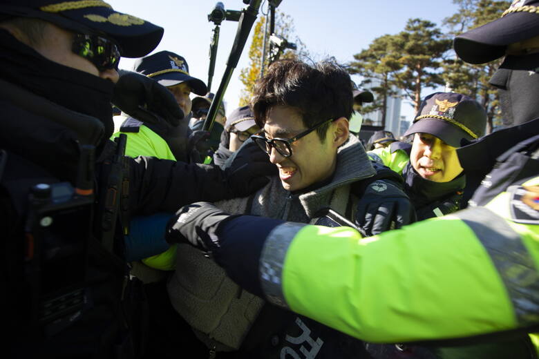 Na ulicach Seulu doszło do starć protestujących hodowców z policją
