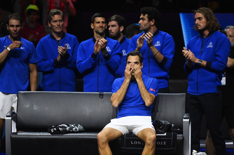 Płaczący Szwajcar Roger Federer i stojący za nim od lewej Hiszpan Rafael Nadal, wicekapitan Team Europe - Szwed Thomas Enqvist, Serb Novak Djoković,