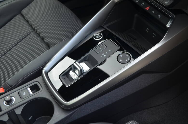 Audi A3 W Ingolstadt ma zawsze zielone, a w Polsce? Samo pojedzie w korku. Nowe Audi A3 to unikatowy, zadaszony zestaw multimedialny, doposażony w silnik.