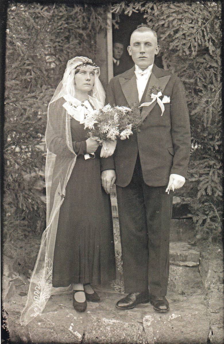 Nowożeńcy ze wsi Sucha (Bory Tucholskie) z lat 30. XX w. Panna młoda ma czarną suknię