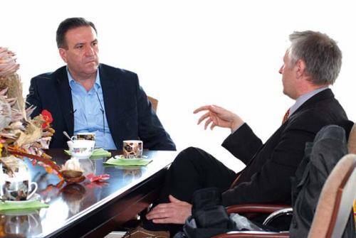 Włodzimierz Dyszkiewicz (po lewej) podczas rozmowy z Piotrem Waydlem: „Firma Renault stosuje rozwiązania organizacyjne umożliwiające przejęcie całości