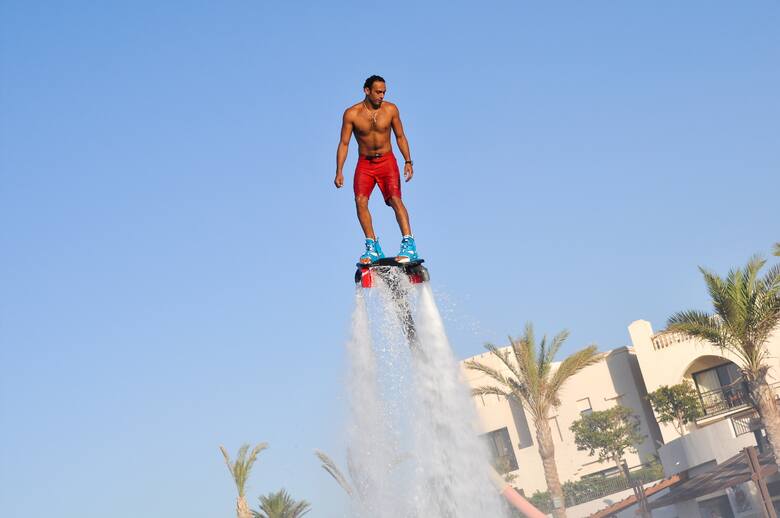 Marsa Alam leży na południu. Klimat wyjątkowo sprzyja tutaj uprawianiu sportów wodnych. Na zdjęciu mężczyzna na tzw. flyboardzie.