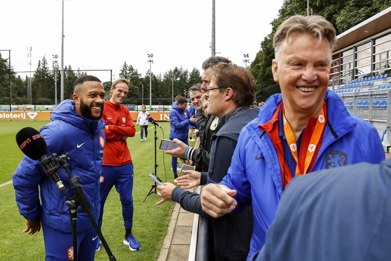 Memphis Depay w rozmowie z holenderskimi dziennikarzami i zadowolony z dobrego humoru atakującego selekcjoner „Oranje” Louis van Gaal